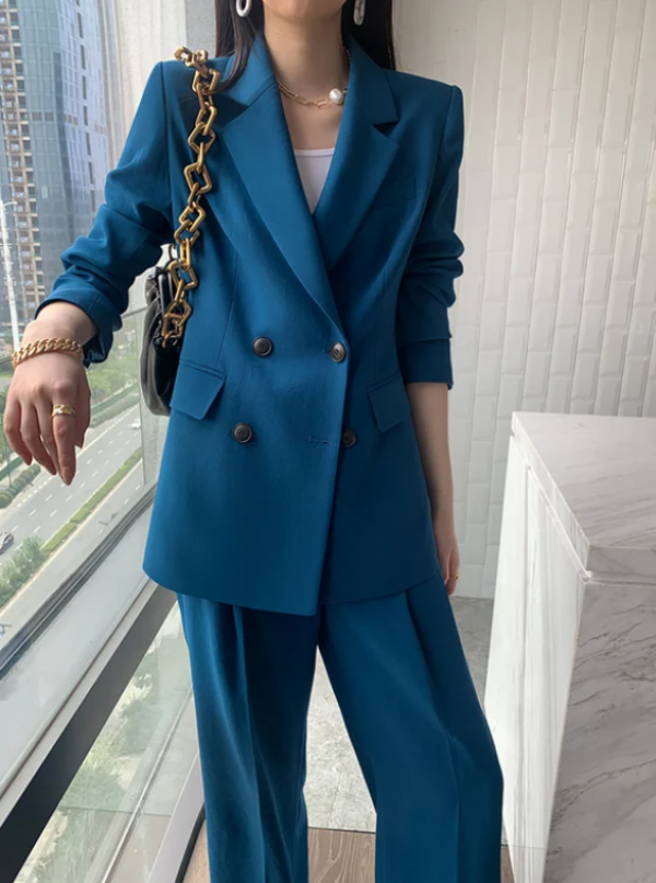 Jas wanita dengan desain double-breasted dan kerah yang lebar